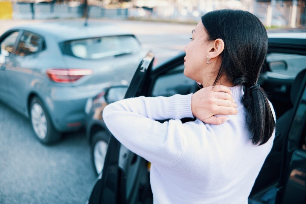 woman wondering what car accident injuries a chiropractor can treat
